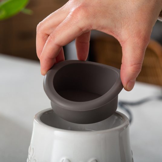 Curved ceramic warmer with greige pop-out wax tray