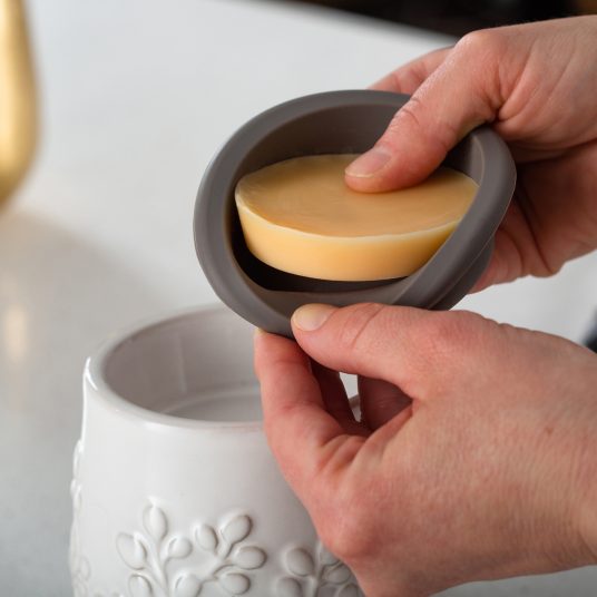 Curved ceramic warmer with greige pop-out wax tray